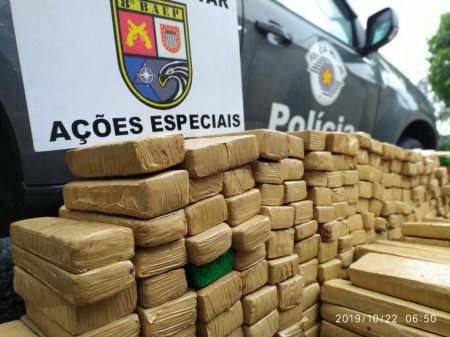 Trio é preso com mais de 250 quilos de maconha na SP-563 em Dracena