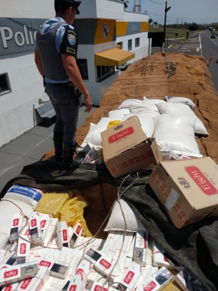 Fiscalização apreende 300 mil maços de cigarros do Paraguai em meio a carga de ração para peixes