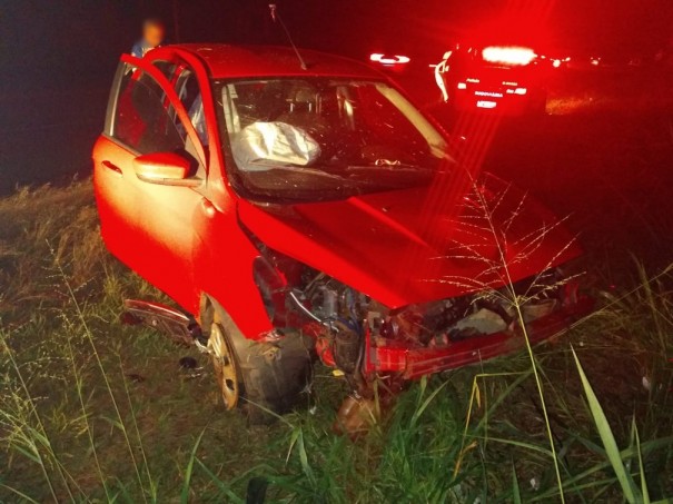 Rapaz fica ferido ao tentar desviar de tamandu�-bandeira, bater em barranco e capotar ve�culo na SP-294