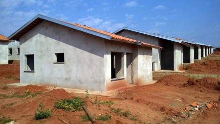Prossegue a construção de 104 casas populares em Salmourão