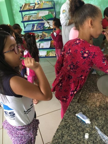 Alunos da Escola Municipal Atílio Sani de Sagres recebem kits de saúde bucal e aula de escovação supervisionada