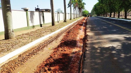 Prefeitura de Flórida Paulista executa pavimentação de acostamento de vicinal em frente ao Cemitério