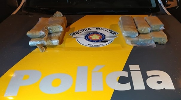 Mulher de Tup� � presa com 9 tijolos de maconha na mala em �nibus rodovi�rio
