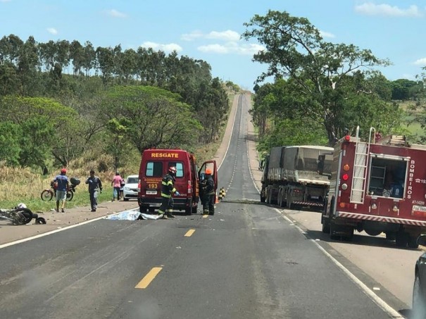 Homem de 32 anos morre em grave acidente entre moto e caminh�o