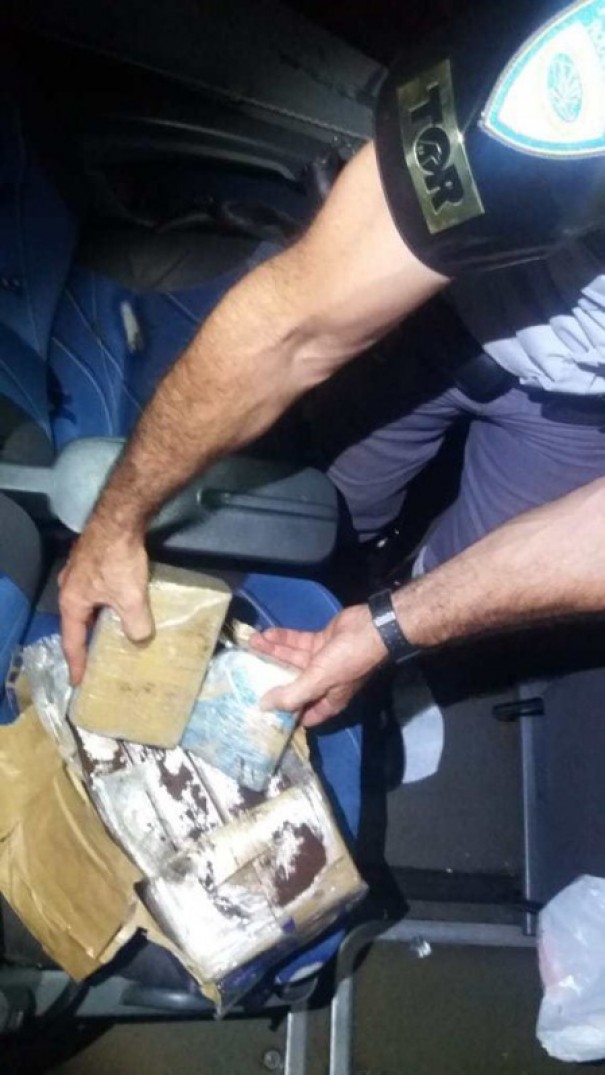 Mulher de 20 anos � flagrada com mais de 7 kg de maconha em �nibus de linha na regi�o