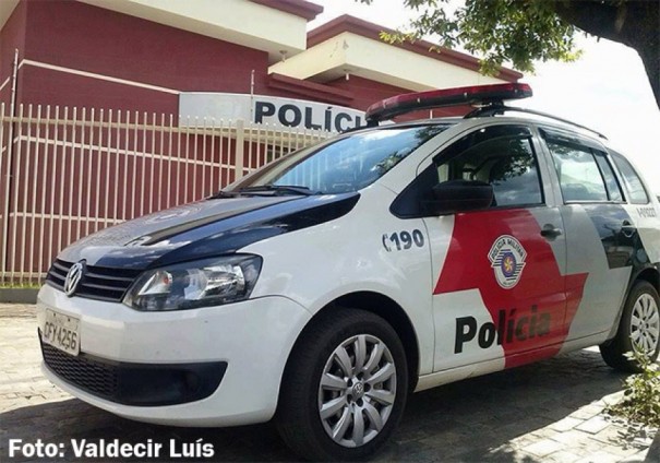 Padrasto � acusado de espiar enteada tomando banho e amea�ar a m�e e a garota com faca