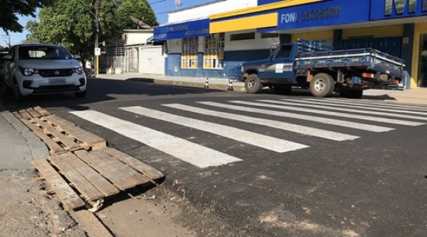 Instalada no comeo de agosto e ainda no finalizada, lombofaixa recebe placas de madeira em vos