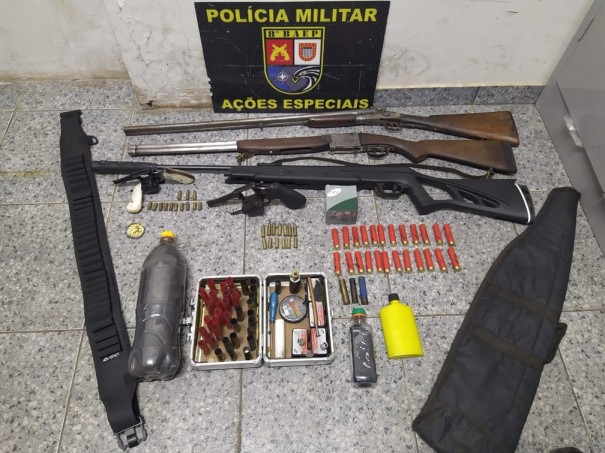 Rev�lveres, espingardas e muni��es s�o apreendidos, em Presidente Epit�cio