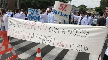 Alunos de medicina fazem protesto e paralisam atendimentos à população