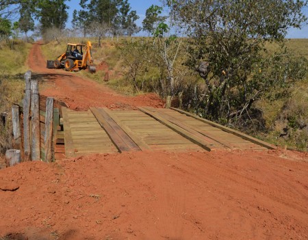 Prefeitura de Flórida Paulista recupera pontes de madeira na zona rural