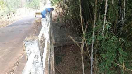 Prefeitura de Osvaldo Cruz interdita ponte na vicinal da Lagoa Azul 