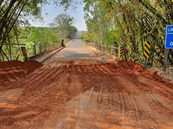Prefeitura de Osvaldo Cruz conclui reparos em ponte e libera trfego na vicinal da Lagoa Azul