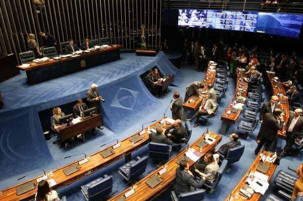 Uso de dinheiro p�blico em campanhas gera discuss�o no Senado