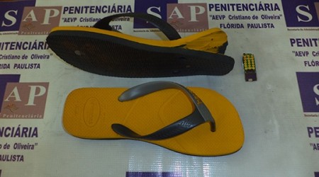 Mulher tenta entrar em presídio com placa de celular escondida no chinelo