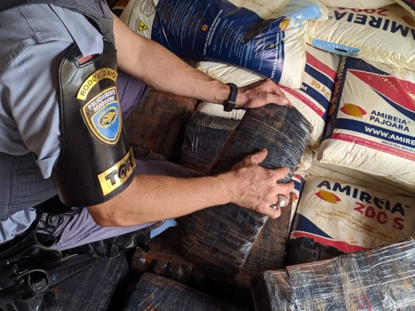 Carga de mais de 500 quilos de maconha � apreendida durante fiscaliza��o em Santo Anast�cio