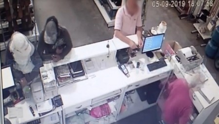 Dupla armada tenta roubar comércio e é impedida por policial aposentado