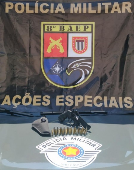 Motorista fica nervoso ao se deparar com viatura do Baep e leva policiais a apreenderem revólver e munições