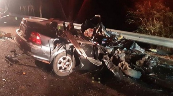 Aps 20 km na contramo, carro bate em nibus e deixa 16 feridos em acidente na regio