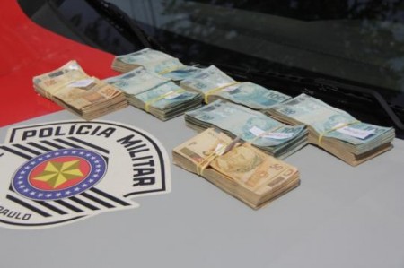 Mulher acha R$ 58 mil e chama PM, em Bauru