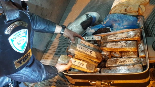 Passageira de �nibus � presa em flagrante com mais de 25 quilos de maconha dentro de mala