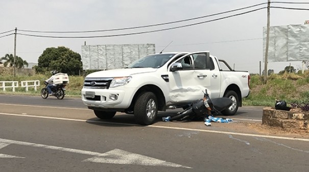 Acidente entre camionete e moto deixa motociclista ferido na Moys�s Justino da Silva