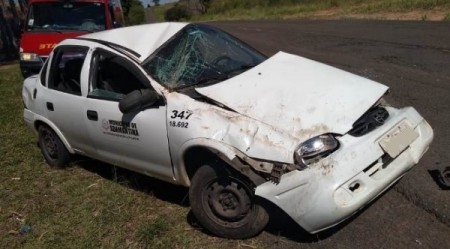 Veículo da Prefeitura de Adamantina fica destruído em acidente; motorista de 37 anos não se feriu