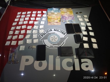 Polícia Militar prende traficantes, apreende 61 papelotes cocaína e dinheiro em Osvaldo Cruz