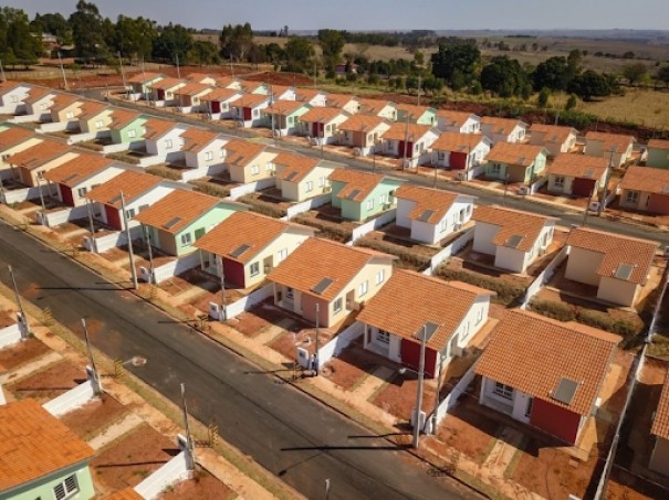 Prossegue a construo de 104 casas populares em Salmouro