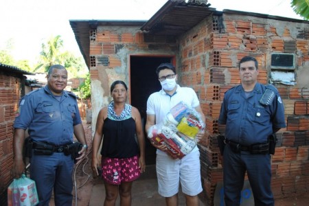 Ação solidária, com auxílio da Polícia Militar, está beneficiando famílias carentes de Parapuã com cestas básicas