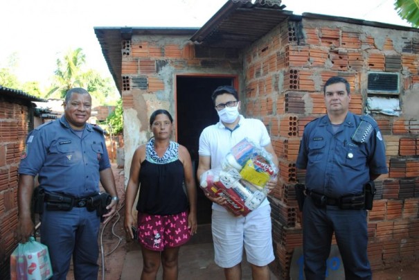 Ao solidria, com auxlio da Polcia Militar, est beneficiando famlias carentes de Parapu com cestas bsicas