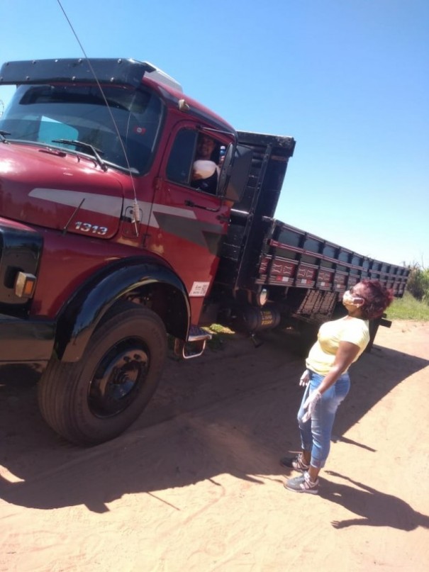 Associa��o dos Caminhoneiros e volunt�rios entregaram marmitas para motoristas na SP-294, entre Luc�lia e Adamantina
