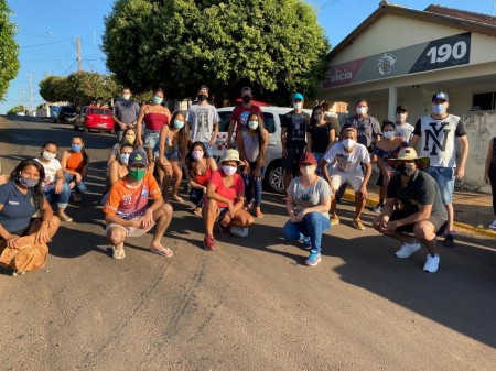 Polícia Militar e Amigos do Bem arrecadam alimentos para doar para famílias carentes, em Mariápolis