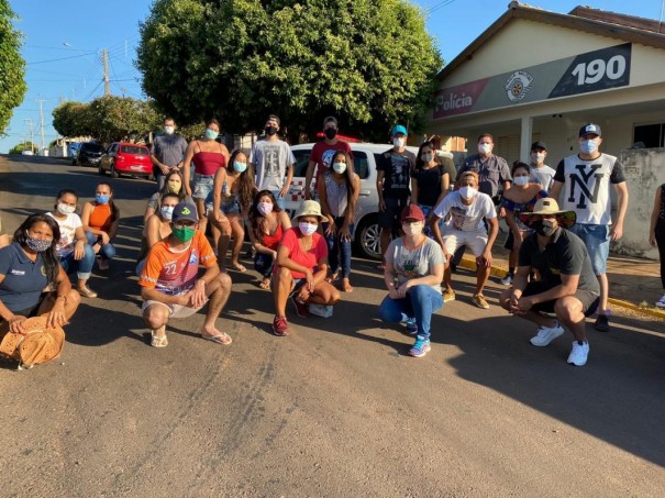 Polcia Militar e Amigos do Bem arrecadam alimentos para doar para famlias carentes, em Maripolis