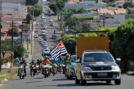 Manifestação pede reabertura do comércio em Adamantina