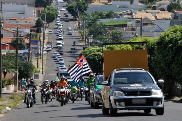 Manifestao pede reabertura do comrcio em Adamantina
