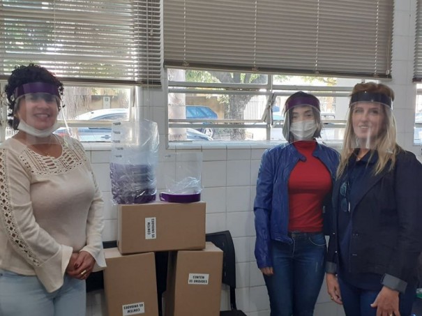 Empresrio doa mscaras em acrlico para profissionais de sade de Luclia