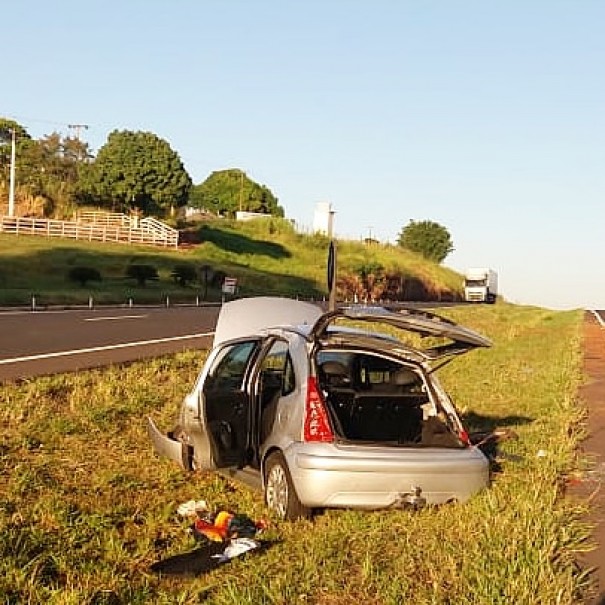 M�dica plantonista de Osvaldo Cruz capota ve�culo na SP-425 