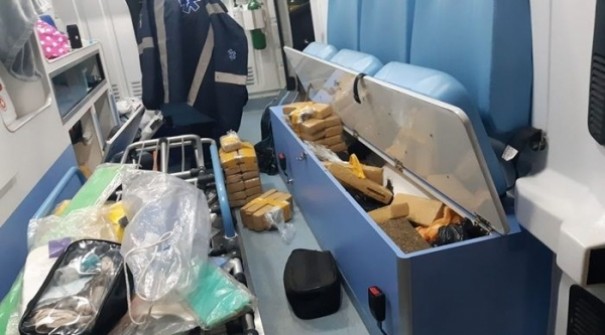 Ambul�ncia levava 98 quilos de maconha; supostos socorristas s�o presos
