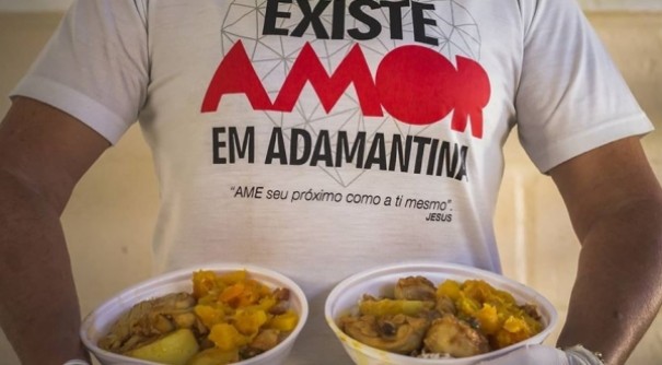 Igreja Amor e Cuidado produz marmitas e distribui a famlias carentes em Adamantina