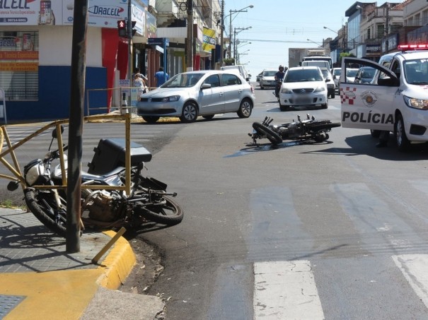 Acidente entre motocicletas deixa duas pessoas feridas no Centro de Dracena