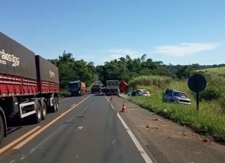 Duas pessoas ficam feridas em acidente com carretas em Quatá