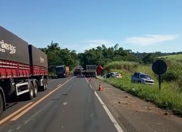 Duas pessoas ficam feridas em acidente com carretas em Quat�