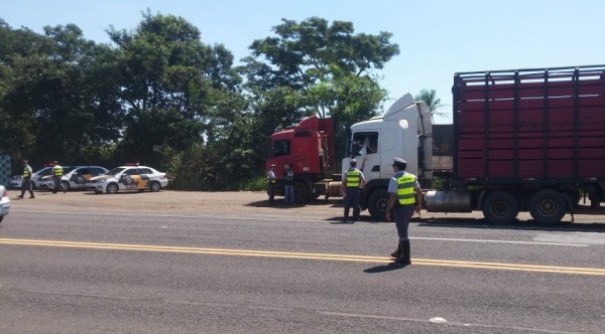 Igreja Assembleia de Deus de Dracena faz doao de marmitex para caminhoneiros na SP-294