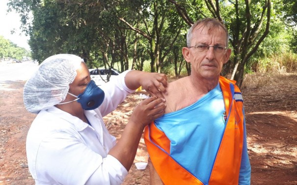 Integrantes da Defesa Civil de Osvaldo Cruz recebem vacina contra a gripe