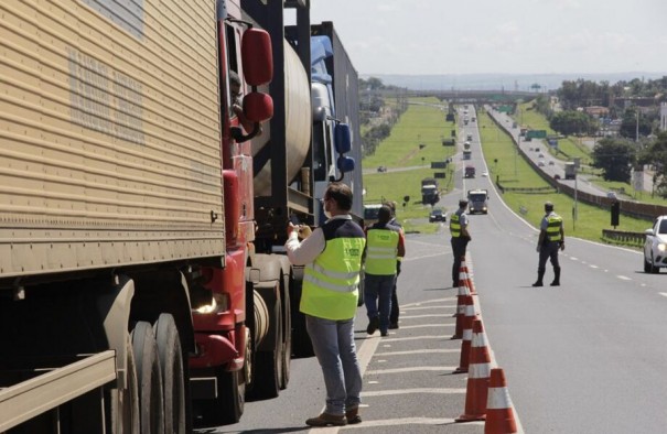 DER vai entregar mais de 7 mil kits de alimenta��o e higiene para os caminhoneiros no feriado