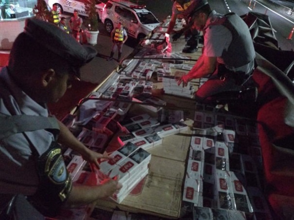Pol�cia Rodovi�ria apreende 240 mil ma�os de cigarros contrabandeados em Oriente