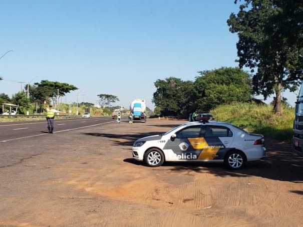 Caminhoneiros recebem kits de higiene e lanches na Comandante Jo�o Ribeiro de Barros