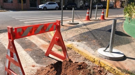 Semáforos serão substituídos por totens semafóricos em dois cruzamentos na Rio Branco em Adamantina