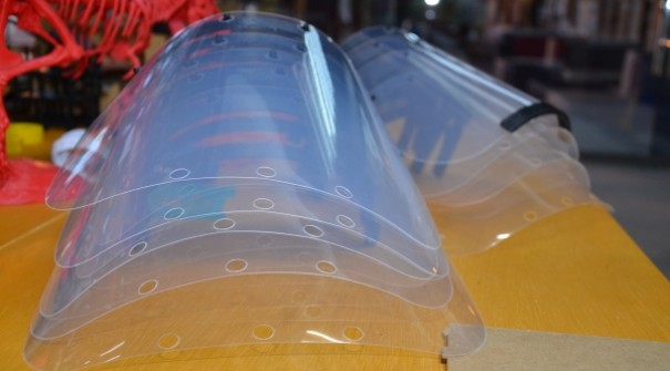 Toledo Prudente est produzindo e doando mscaras de acetato para hospitais