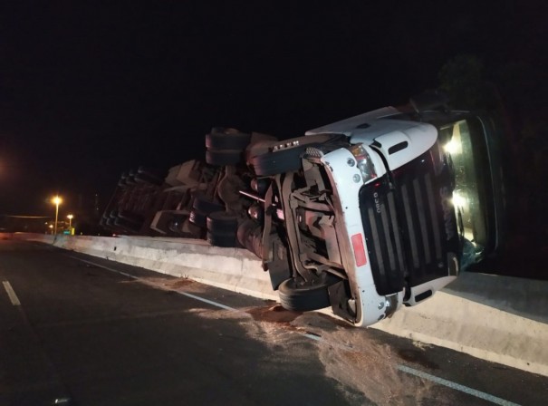 Carreta carregada com carne tomba na Rodovia Assis Chateaubriand, em Presidente Prudente